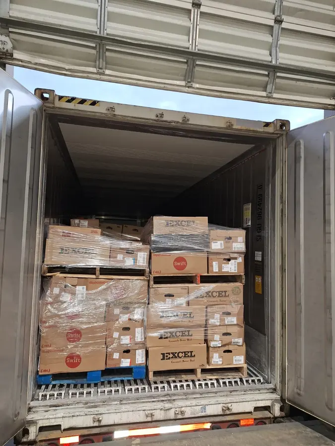 Contenedor refrigerado con cajas Excel y Swift de importación