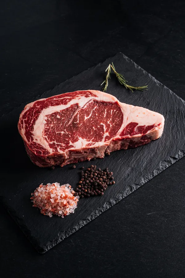 Ribeye prime en tabla de pizarra